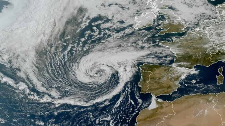 Atlantico rovente e ciclone nei pressi del Portogallo: gli avvisi del NHC